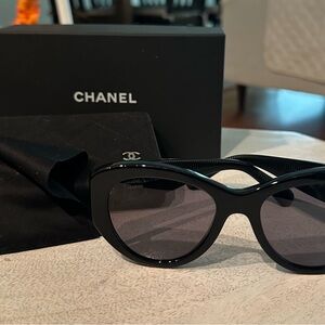 CHANEL Elegant Black Sunglasses